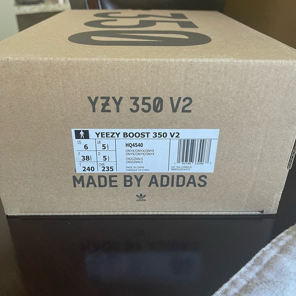 Yeezy Boost 350 v2 in Onyx 6M|7-7.5 W - Picture 3 of 3